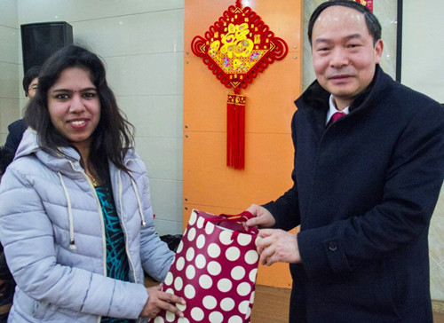 焦新安校长与留学生一起喜迎新春2.jpg
