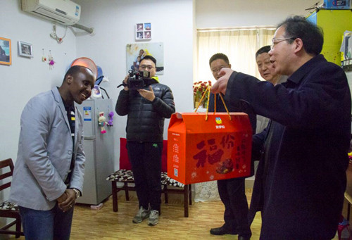 校党委书记姚冠新为留学生贺春送“福”2.jpg