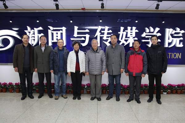 倪益瑾校友考察新闻与传媒学院并与师生座谈摄影艺术5.jpg