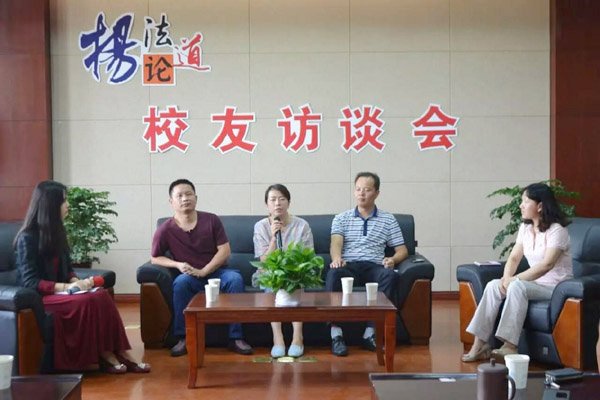 法学院举办“扬法论道”之校友访谈会——94级校友代表返校与在校生面对面交流1.jpg
