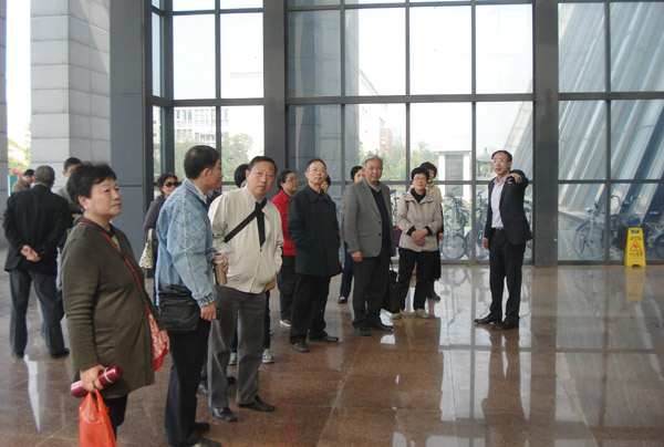 感恩母校 心系发展——光机732班校友毕业40年返校聚会1.jpg